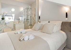 Deluxe Apartment, Courtyard View | Iron/ironing board, travel cot, free WiFi, bed sheets