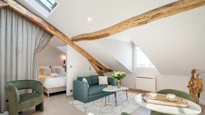 Deluxe Apartment, Courtyard View | Living area | 80-cm Smart TV with digital channels - 1537 Bourg Tibourg (Paris)
