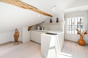 Appartement Deluxe, vue cour intérieure | Cuisine privée | Machine à expresso, bouilloire électrique, grille-pain, congélateur