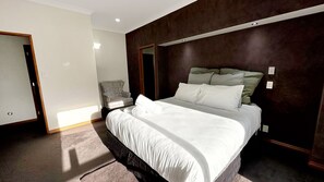 5 bedrooms, desk, iron/ironing board, WiFi