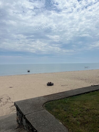 Chic cottage in Tawas City with stunning views