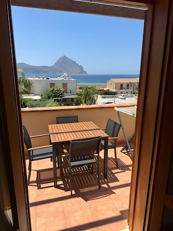 Outdoor dining. Apartment 'Makari' with Sea View, Wi-Fi and Air Conditioning