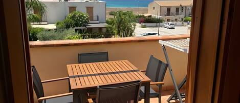 تناول الطعام بالخارج