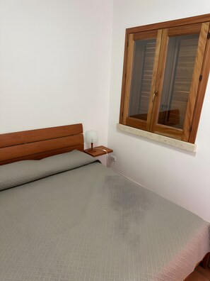 1 dormitori, planxa i posts de planxar, wifi i roba de llit 