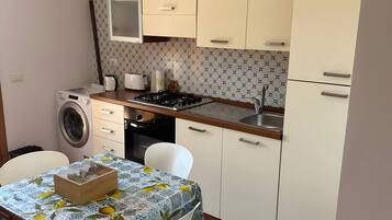 Frigorifero, microonde, forno, piano cottura