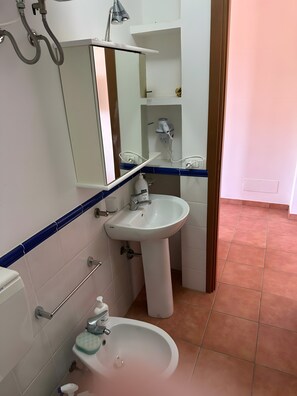 Dutxa, assecador de cabells i tovalloles 