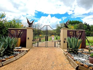 المنطقة المحيطة بالمنشأة