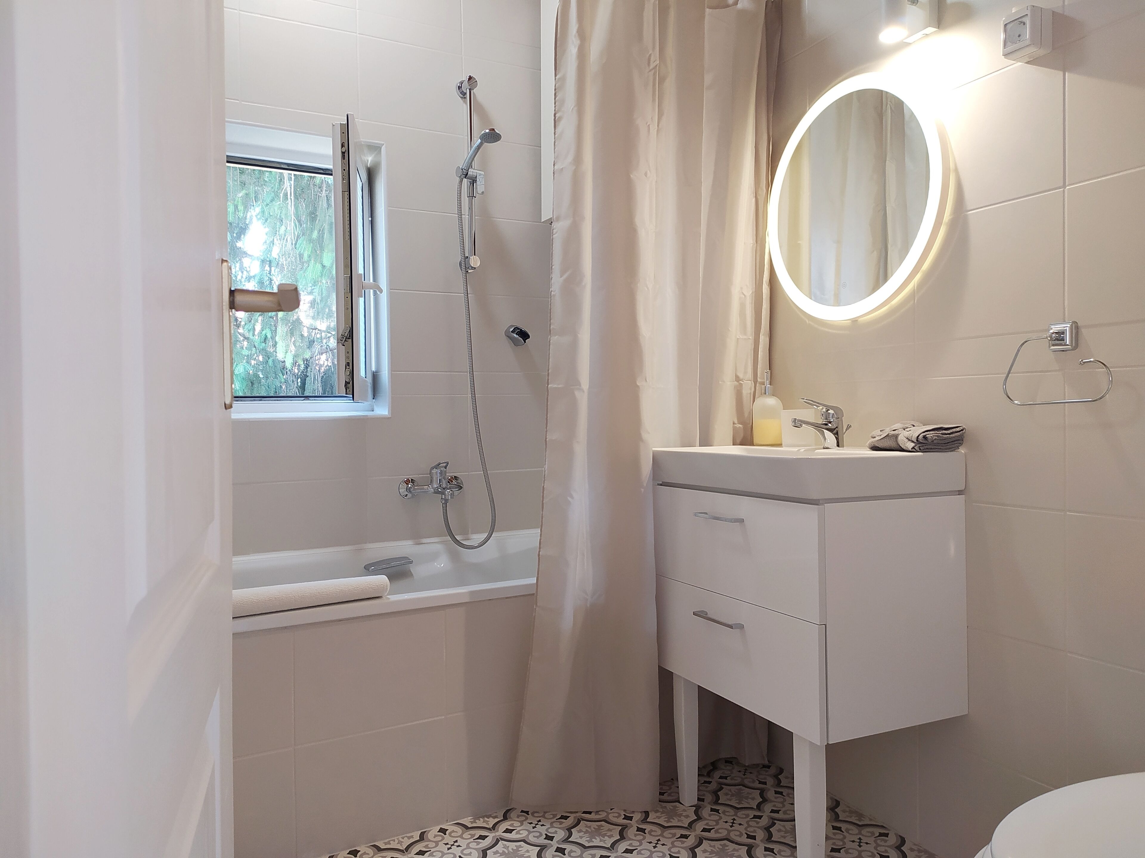 Asciugacapelli, asciugamani, sapone, carta igienica