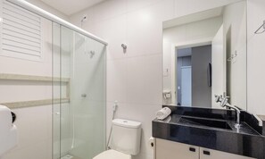 Basic Apartment | Bathroom - Your Exclusive Stay With Pool and Jacuzzi Just 500 Meters From the Beach - ELF (Bombinhas)