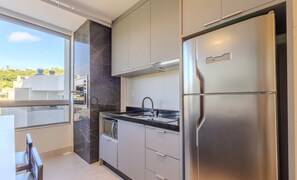 Private kitchen - Your Exclusive Stay With Pool and Jacuzzi Just 500 Meters From the Beach - ELF (Bombinhas)