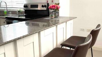 Studio | Essbereich im Zimmer