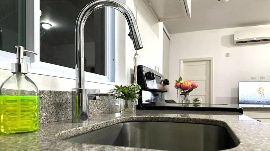 Modern 1BR Condo in Kingston