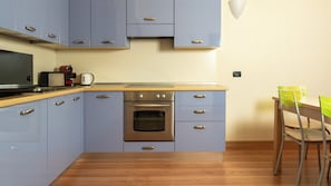 Appartement (2 Bedrooms) | Cuisine privée | Micro-ondes, four, plaque de cuisson, lave-vaisselle