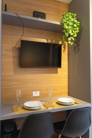 Estudio | Cortinas opacas, tabla de planchar con plancha, wifi gratis