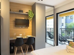 Studio | Tirai kedap cahaya, setrika/meja setrika, dan Wi-Fi gratis