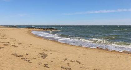 Cozy 1-bedroom only in shared apartment with AC, WiFi in welcoming Norfolk