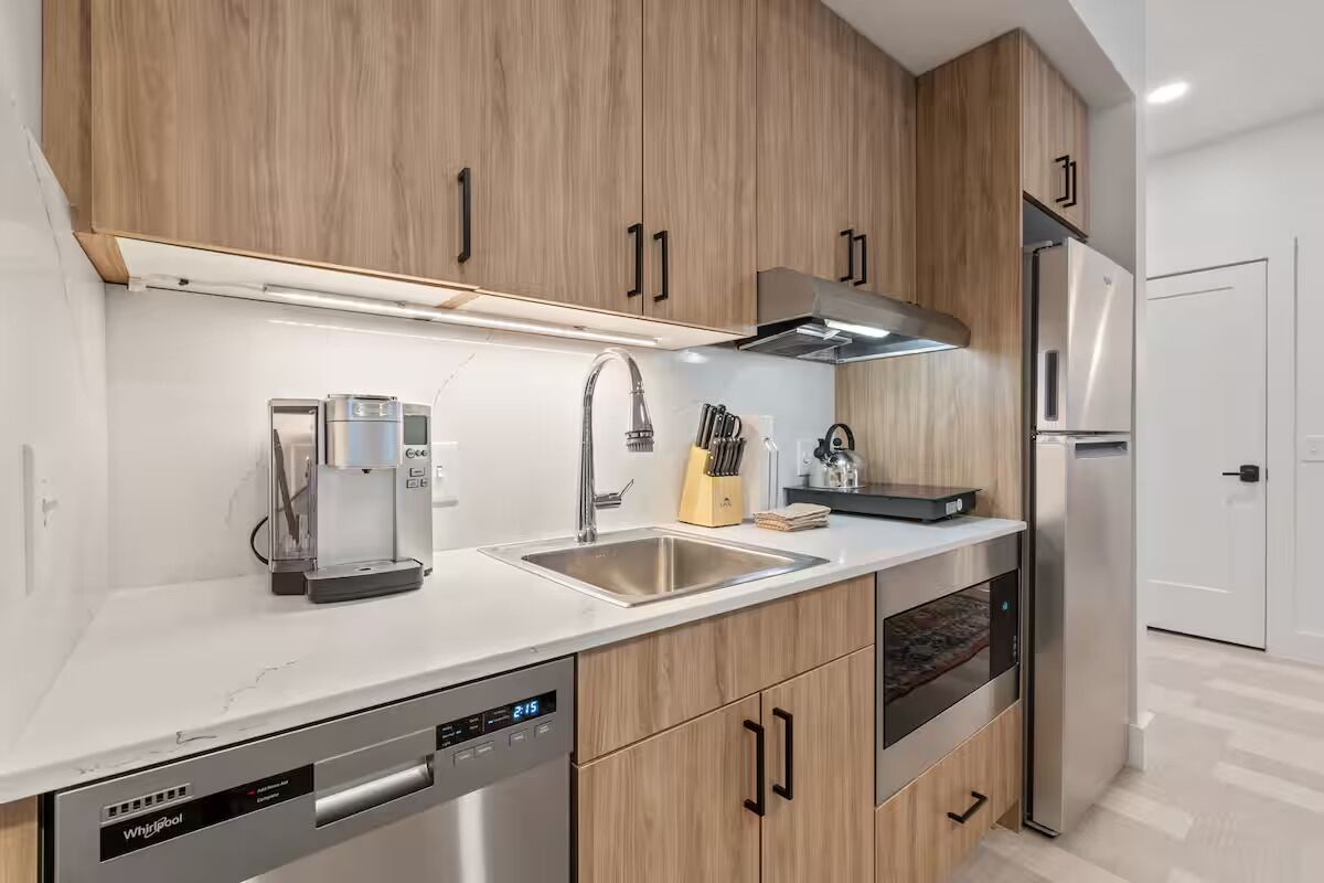 Réfrigérateur, four à micro-ondes, un four, surface de cuisson