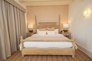 4 bedrooms, desk, WiFi, bed sheets