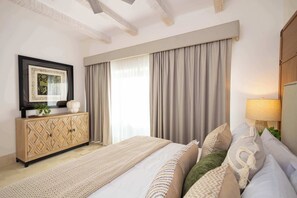 3 bedrooms, desk, WiFi, bed sheets