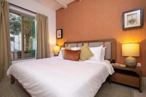 3 bedrooms, desk, WiFi, bed sheets