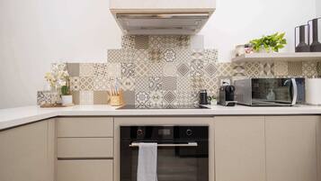 Een koelkast, een magnetron, een oven, een kookplaat