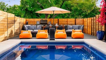 Utomhuspool och uppvärmd pool