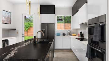 Køleskab, mikrobølgeovn, ovn, kogeplade