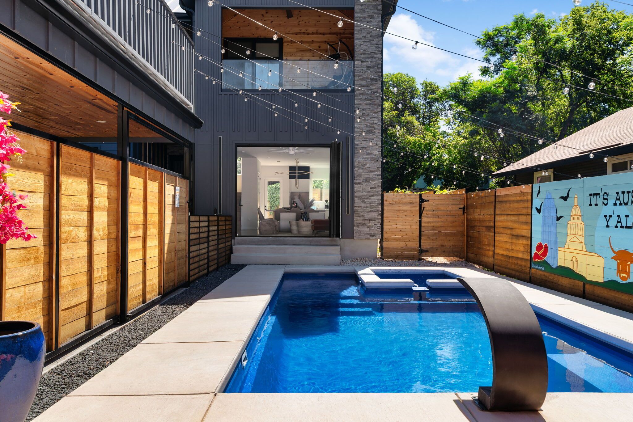 Una piscina al aire libre, una piscina climatizada