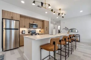 ثلاجة، ميكروويف، فرن، موقد طهي مسطح