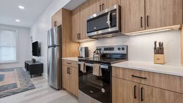 Refrigerador, microondas, horno y parrilla de estufa