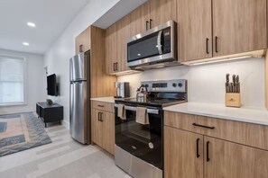 ثلاجة، ميكروويف، فرن، موقد طهي مسطح