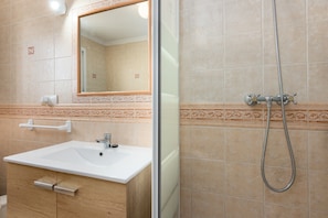 Douche, séchoir à cheveux, serviettes fournies