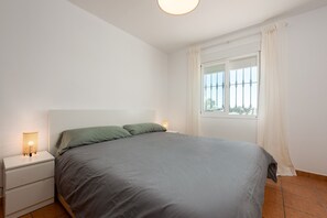 3 bedrooms, iron/ironing board, WiFi, bed sheets