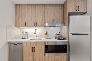 Réfrigérateur, four à micro-ondes, un four, surface de cuisson