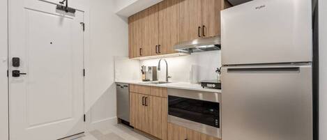 Een koelkast, een magnetron, een oven, een kookplaat