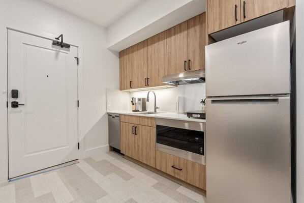 Réfrigérateur, four à micro-ondes, un four, surface de cuisson