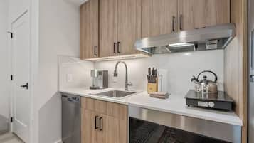 Kühlschrank, Mikrowelle, Ofen, Herdplatte