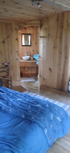 1 bedroom, bed sheets