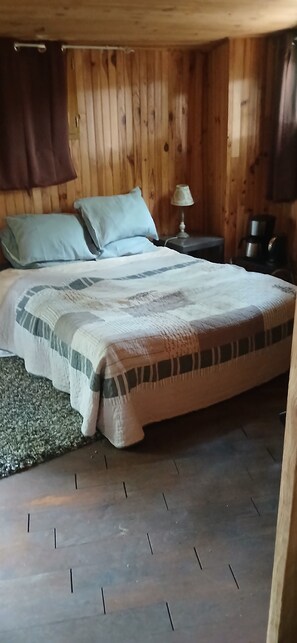 1 dormitori i roba de llit 