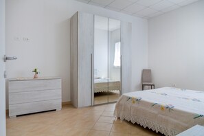 1 bedroom, WiFi, bed sheets - Apartment 'Girasole' with Private Terrace, Wi-Fi and Air Conditioning (Grosseto)