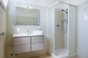 Dusche, Haartrockner, Handtücher