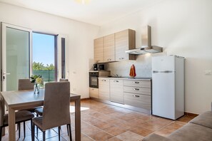 Fridge, oven, stovetop, dishwasher