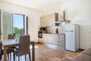 Een koelkast, een oven, een kookplaat, een vaatwasser