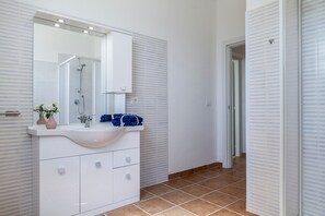 Dusj, hårføner og håndklær