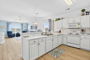 Mikrobølgeovn, oppvaskmaskin og papirhåndklær