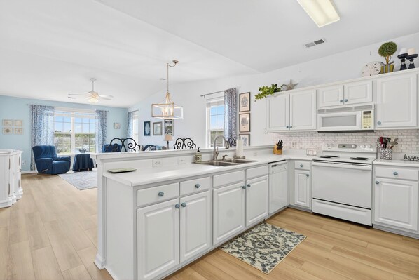 Mikrowelle, Geschirrspüler, Küchenrolle