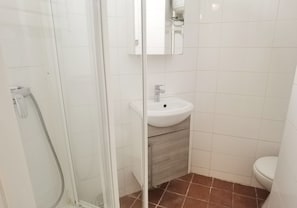 Douche, sèche-cheveux, serviettes fournies, savon