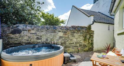 Hideaway Cottage With Hot Tub. Pet Friendly!