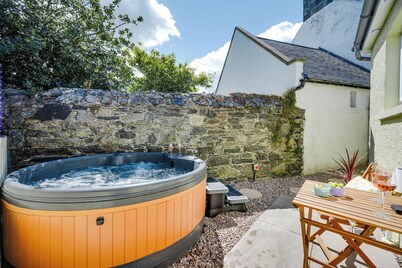 Hideaway Cottage With Hot Tub. Pet Friendly!