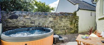 Hideaway Cottage With Hot Tub. Pet Friendly!